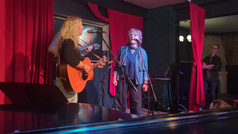Two singers performing at Banjo Astro After Dark
